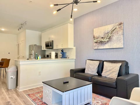 Coffee/tea facilities, Kitchen or kitchenette, Living room, Seating area, Dining area