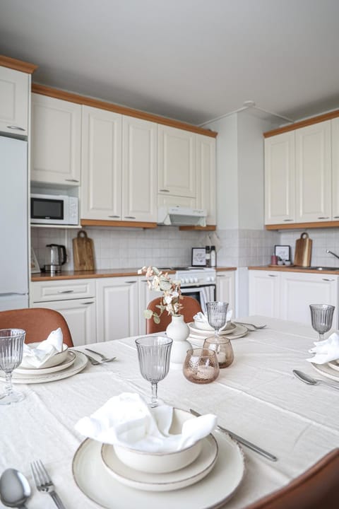 Kitchen or kitchenette, Dining area, stove