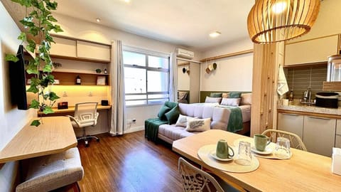 Bed, Coffee/tea facilities, Kitchen or kitchenette, Living room, Photo of the whole room, Decorative detail, Seating area, Dining area, Bedroom, minibar, stove