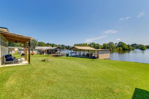 Private Dock and Fire Pit Point A Lake Retreat! House in Alabama