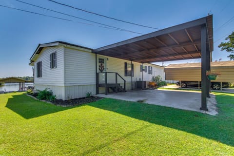 Private Dock and Fire Pit Point A Lake Retreat! House in Alabama