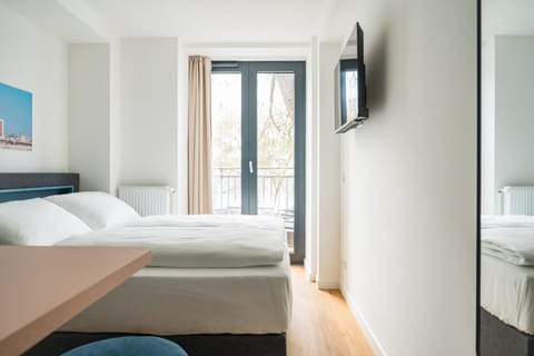Bed, TV and multimedia, Bedroom