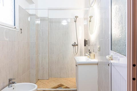 Dhermi's Icon Big, 1BR Ap 5 Apartment in Dhërmi