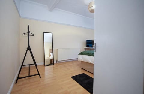 Group Stay 3BR Close to Hydro and SECC with Parking Apartment in Glasgow