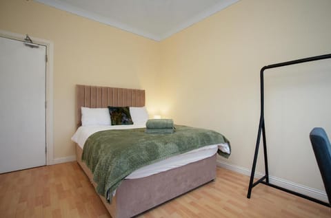 Group Stay 3BR Close to Hydro and SECC with Parking Apartment in Glasgow