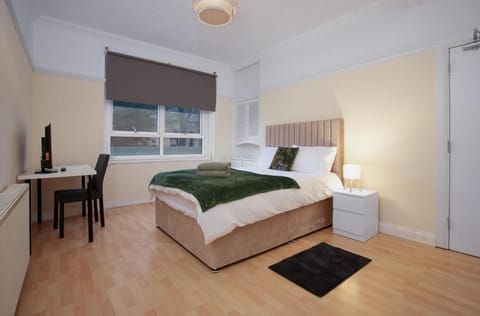 Group Stay 3BR Close to Hydro and SECC with Parking Apartment in Glasgow