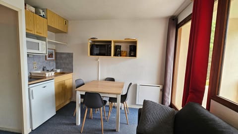 Property building, Kitchen or kitchenette, Living room