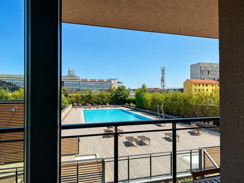 View (from property/room), Balcony/Terrace, City view, Swimming pool