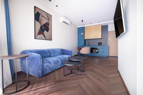 TV and multimedia, Living room, Seating area, air conditioner