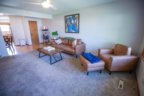 Work & Relax, 3BR Home with Office, Close to Downtown & Prairie Trail, Parking House in Ankeny