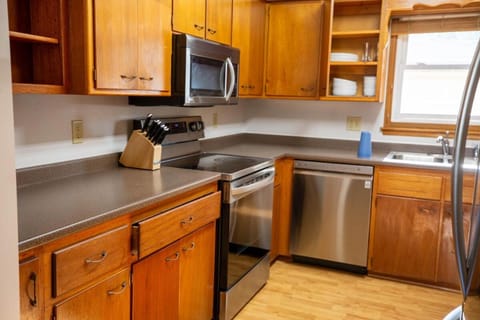 Work & Relax, 3BR Home with Office, Close to Downtown & Prairie Trail, Parking House in Ankeny