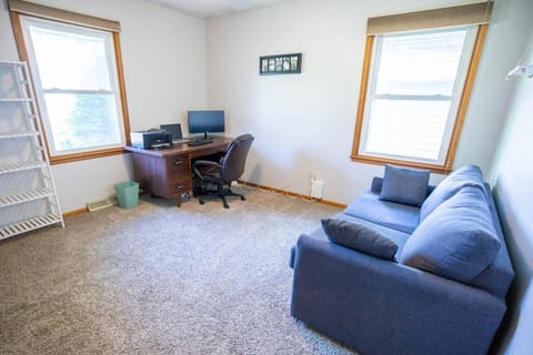Work & Relax, 3BR Home with Office, Close to Downtown & Prairie Trail, Parking House in Ankeny