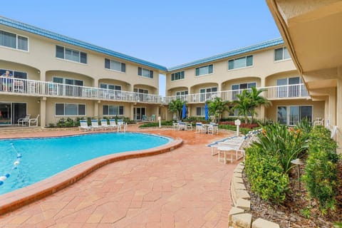 Property building, Facade/entrance, Day, Swimming pool, Swimming pool, sunbed
