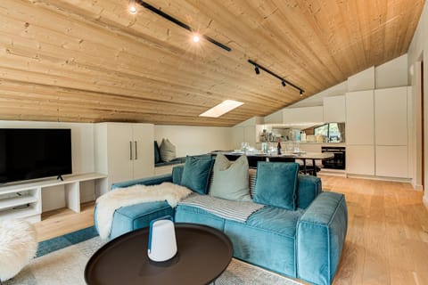 Communal lounge/ TV room, TV and multimedia, Living room, Seating area, Evening entertainment