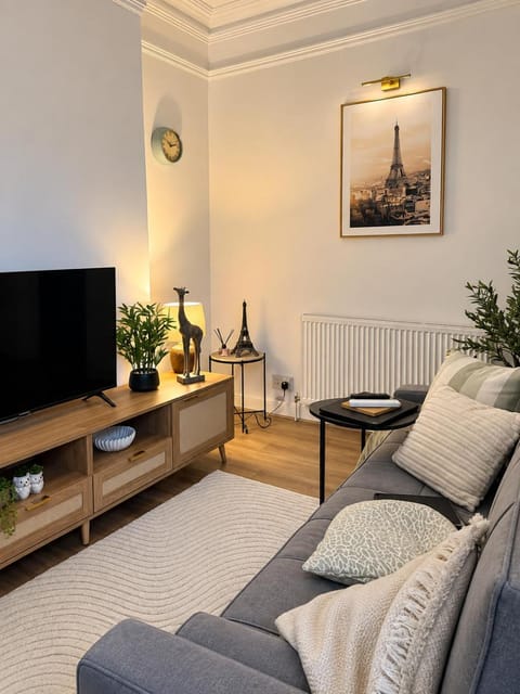 Communal lounge/ TV room, TV and multimedia, Living room, Seating area, Evening entertainment