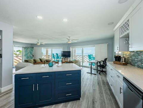 Peaceful Beachfront 30' Deck with Sweeping Views Apartment in Indian Rocks Beach