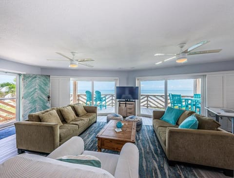 Peaceful Beachfront 30' Deck with Sweeping Views Apartment in Indian Rocks Beach