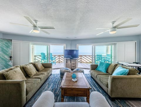Peaceful Beachfront 30' Deck with Sweeping Views Apartment in Indian Rocks Beach