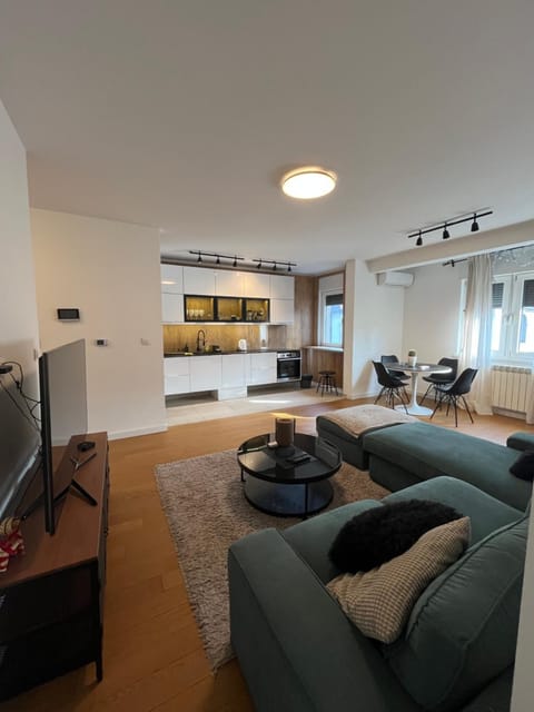 Communal lounge/ TV room, TV and multimedia, Seating area, Dining area