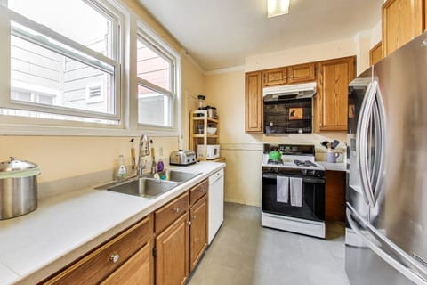 Coffee/tea facilities, microwave, oven