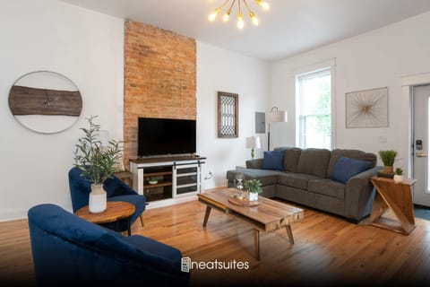 2BR Townhome - Free Parking, Minutes to Stadiums House in Covington