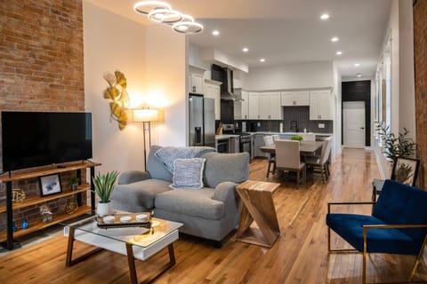 Two Condos for 14 Guests, 5 Bedrooms, Free Parking Apartment in Covington