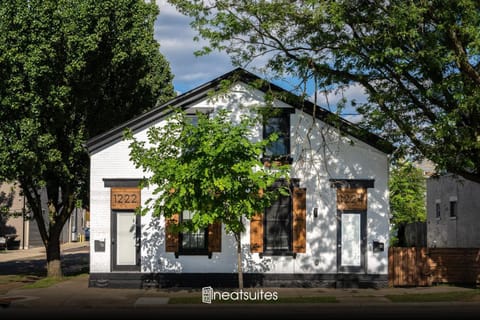 Two Condos for 14 Guests, 5 Bedrooms, Free Parking Apartment in Covington