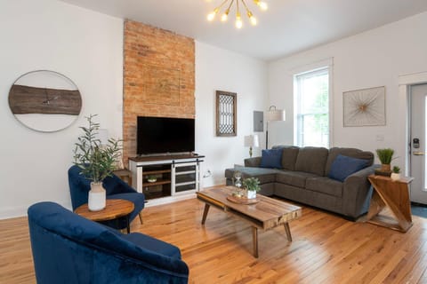 Two Condos for 14 Guests, 5 Bedrooms, Free Parking Apartment in Covington