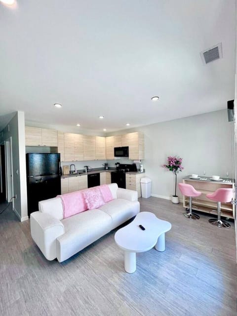 Kitchen or kitchenette, Living room, Seating area, oven