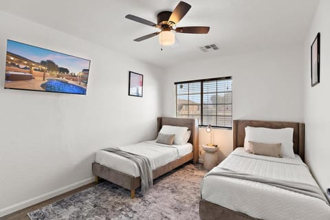 Float Fun Retreat Pool Hot Tub Fire Pit Foosball Pool Table Villa in Casa Grande