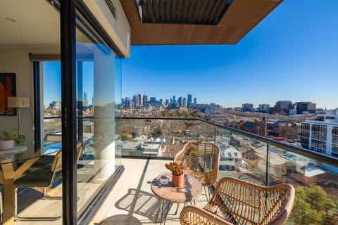 Property building, Day, Balcony/Terrace, Seating area, City view