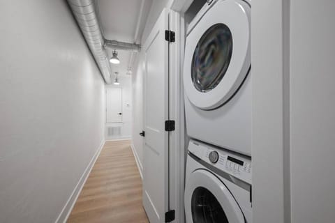 PFR Suites - Highland, 3BR 2BA Shadyside Condo, 2 King Beds, 3rd Floor Walkup Apartment in Shadyside