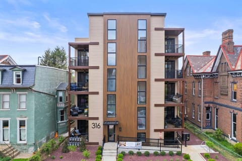 PFR Suites - Highland, 3BR 2BA Shadyside Condo, 2 King Beds, 3rd Floor Walkup Apartment in Shadyside