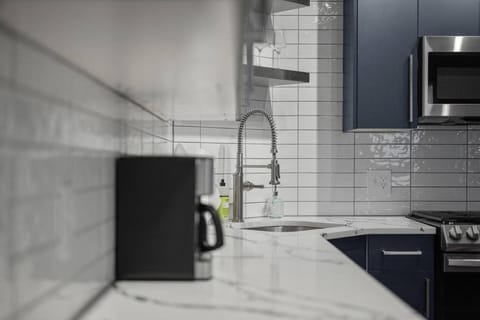 PFR Suites - Highland, 3BR 2BA Shadyside Condo, 2 King Beds, 3rd Floor Walkup Apartment in Shadyside