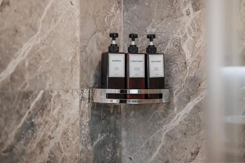 PFR Suites - Highland, 3BR 2BA Shadyside Condo, 2 King Beds, 3rd Floor Walkup Apartment in Shadyside