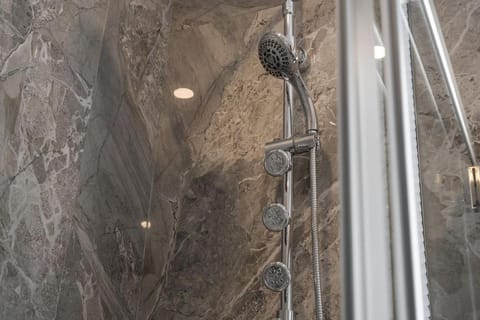 PFR Suites - Highland, 3BR 2BA Shadyside Condo, Penthouse Unit, 2 Decks, Off-Street Parking, 4th Floor Walkup Apartment in Shadyside