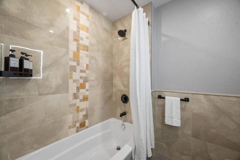 PFR Suites - Highland, 3BR 2BA Shadyside Condo, Penthouse Unit, 2 Decks, Off-Street Parking, 4th Floor Walkup Apartment in Shadyside