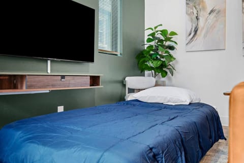 PFR Suites - Highland, 3BR 2BA Shadyside Condo, Penthouse Unit, 2 Decks, Off-Street Parking, 4th Floor Walkup Apartment in Shadyside