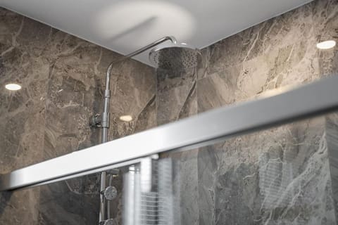 PFR Suites - Highland, 3BR 2BA Shadyside Condo, 2 Decks and Off-Street Parking Apartment in Shadyside