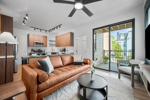 PFR Suites - Highland, 3BR 2BA Shadyside Condo, 2 Decks and Off-Street Parking Apartment in Shadyside