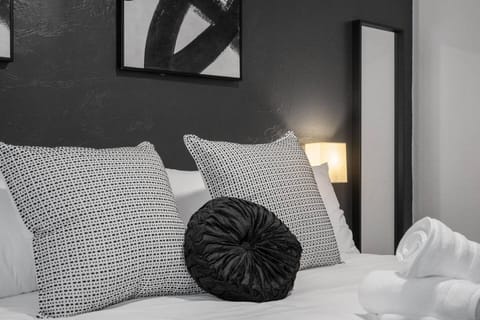 PFR Suites - Highland, 3BR 2BA Shadyside Condo, 2 Decks and Off-Street Parking Apartment in Shadyside