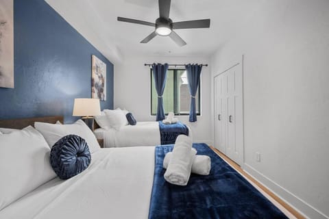 PFR Suites - Highland, 3BR 2BA Shadyside Condo, 2 Decks and Off-Street Parking Apartment in Shadyside