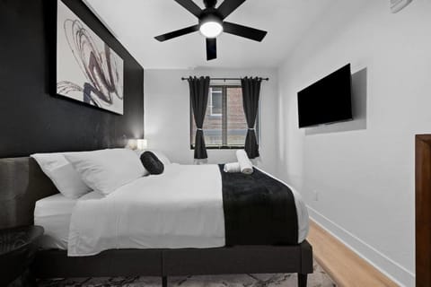 PFR Suites - Highland, 3BR 2BA Shadyside Condo, ADA, Free Parking Apartment in Shadyside