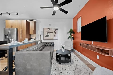 PFR Suites - Highland, 3BR 2BA Shadyside Condo, ADA, Free Parking Apartment in Shadyside