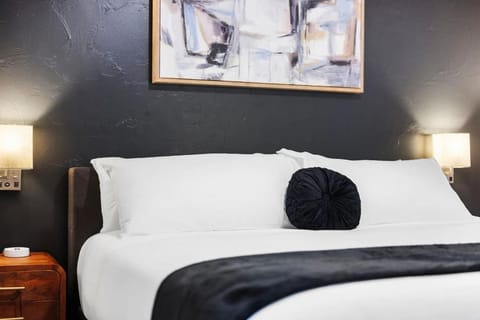 PFR Suites - Highland, 3BR 2BA Shadyside Condo, ADA, Free Parking Apartment in Shadyside