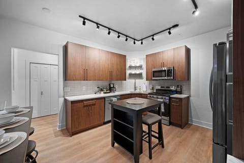 PFR Suites - Highland, 3BR 2BA Shadyside Condo, ADA, Free Parking Apartment in Shadyside