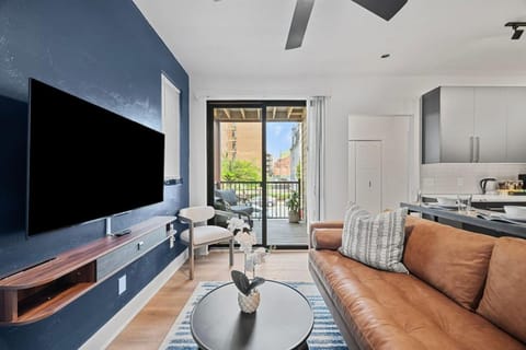 Flawless 3BR Suite with Four Beds, Two Decks and Free Parking in Prime Shadyside Location Apartment in Shadyside