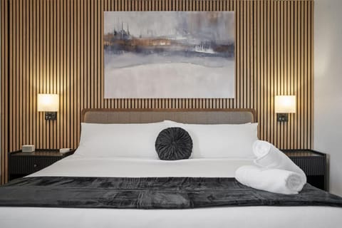 Flawless 3BR Suite with Four Beds, Two Decks and Free Parking in Prime Shadyside Location Apartment in Shadyside