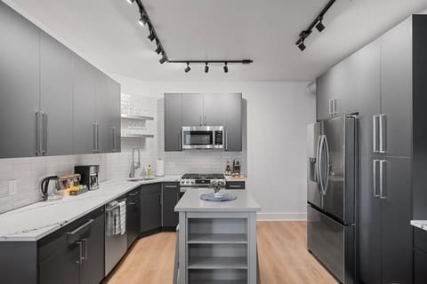 Flawless 3BR Suite with Four Beds, Two Decks and Free Parking in Prime Shadyside Location Apartment in Shadyside