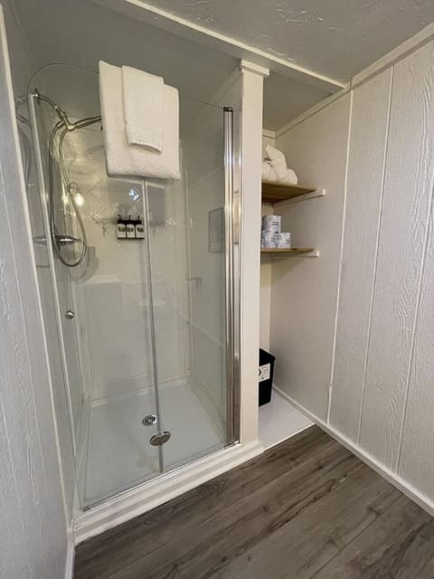 Adventure Cabin 3 King Bed Hot Tub Cabin in Eureka Springs